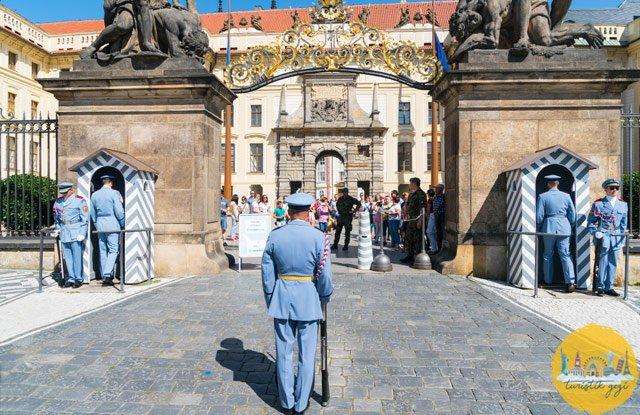 Prag kalesi nöbet değişimi